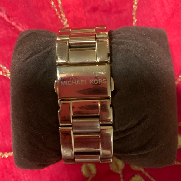 Ladies Michael Kors
MK-5723 Tortoise Dial Gold
Tone SS Analog Quartz - Picture 5 of 10